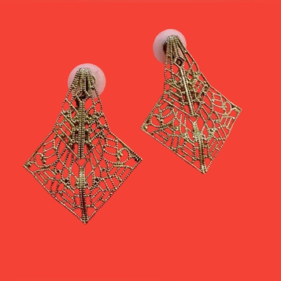 ✨ Vintage-Inspired Gold-Tone Filigree Statement Earrings ✨ - Picture 2 of 3